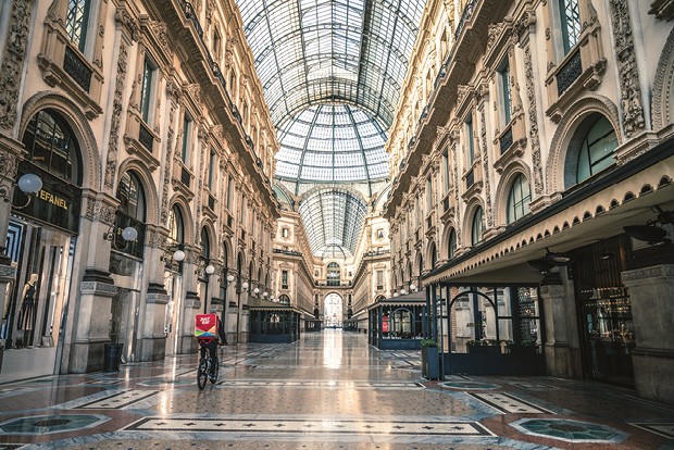 A Galleria Vittorio Emanuele II, em Milão, fechada por causa da pandemia (Foto: Pietro D’Aprano/Getty Images)