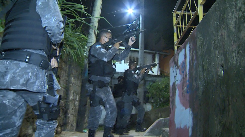 Policiais Militares participaram de operação de combate ao tráfico de drogas em Vitória — Foto: Reprodução/TV Gazeta