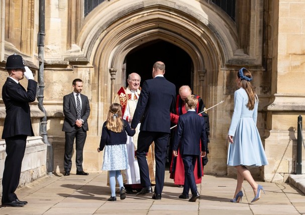 WINDSOR, ENGLAND - APRIL 17: Prince William, Duke of Cambridge, Catherine, Duchess of Cambridge, Prince George and Princess Charlotte attend the Easter Matins Service at St George's Chapel at Windsor Castle on April 17, 2022 in Windsor, England. (Photo by (Foto: Getty Images)