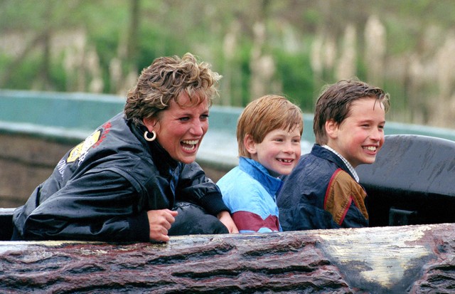 Diana Princess Of Wales, Prince William & Prince Harry Visit The 'Thorpe Park' Amusement Park. (Photo by Julian Parker/UK Press via Getty Images) (Foto: UK Press via Getty Images)