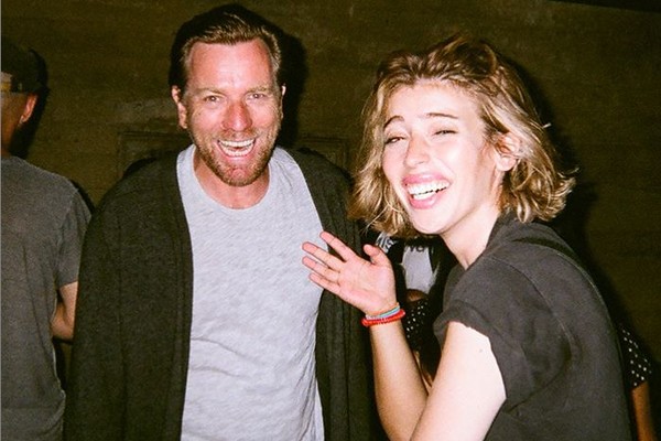Ewan McGregor e sua filha, Clara, no set do filme 'Bolo de Aniversário' (Foto: Instagram)