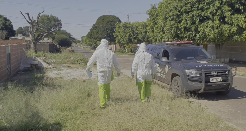 Agentes de saúde e viatura da Polícia Civil chegando na residência de paciente com covid-19 que desrespeitou a quarentena em Ponta Porã (MS — Foto: Secretaria de Saúde de Ponta Porã/Divulgação