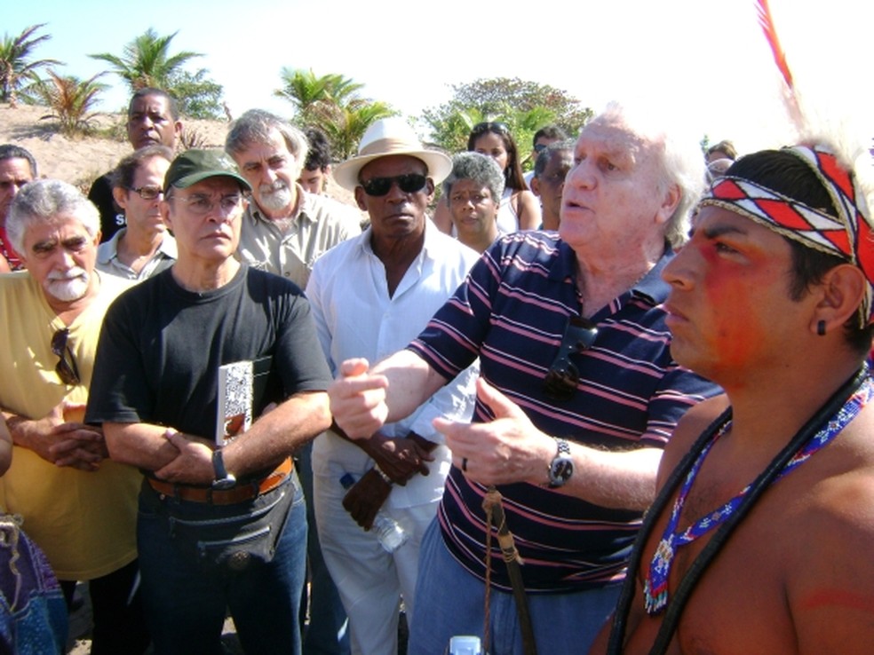 João Luiz Duboc Pinaud em homenagem aos povos indígenas, acompanhado pelos atores Osmar Prado e Antônio Pitanga. (Foto: Reprodução/ Joaoluizpinaud.com)