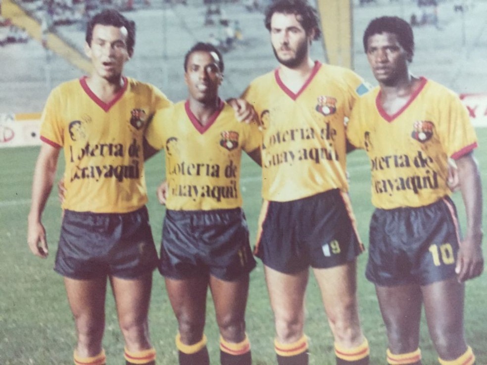 Ad&iacute;lio (direita) jogou a Libertadores de 88 pelo Barcelona &mdash; Foto: Arquivo pessoal