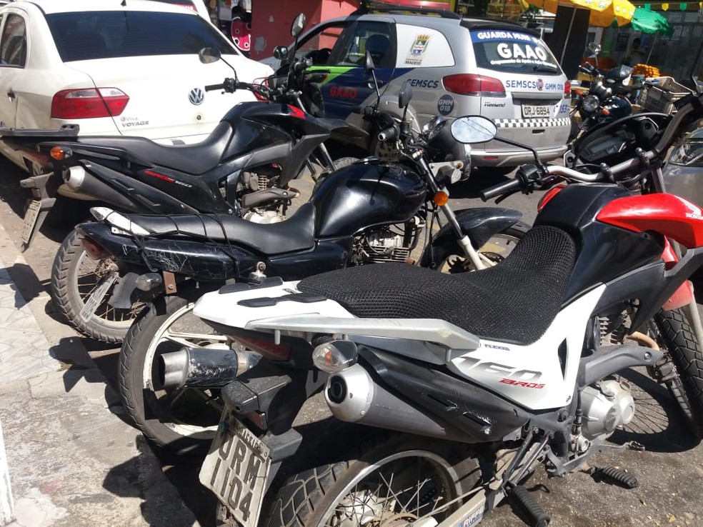 Durante a operação, motos foram apreendidas (Foto: Thaís Cardoso/G1)