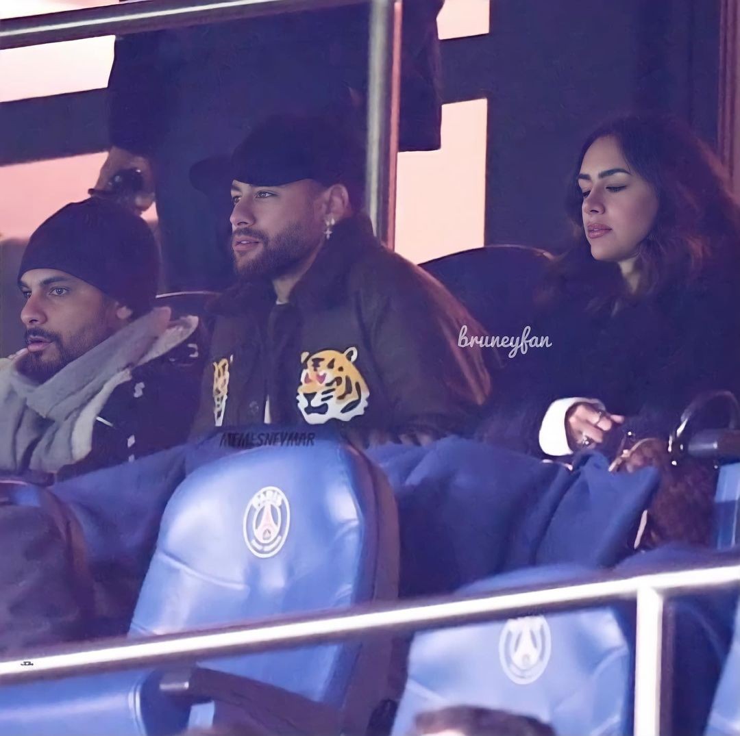 Neymar Jr. e Bruna Biancardi foram vistos juntos assistindo ao jogo do PSG (Foto: Reprodução/Instagram)