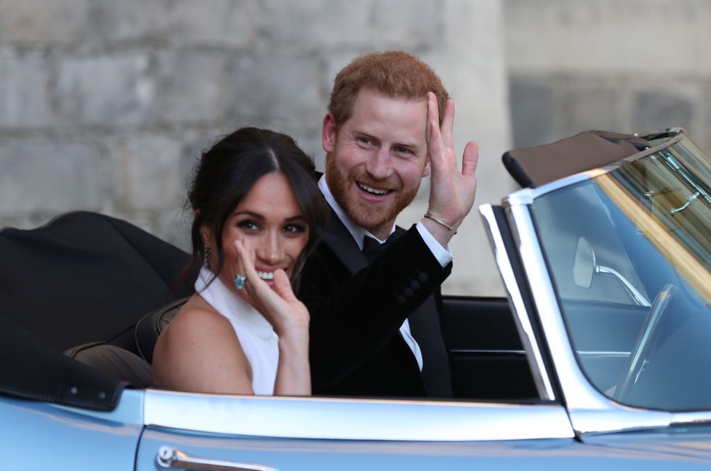 WINDSOR, UNITED KINGDOM - MAY 19: Duchess of Sussex and Prince Harry, Duke of Sussex wave as they leave Windsor Castle after their wedding to attend an evening reception at Frogmore House, hosted by the Prince of Wales on May 19, 2018 in Windsor, England. (Foto: Getty Images)