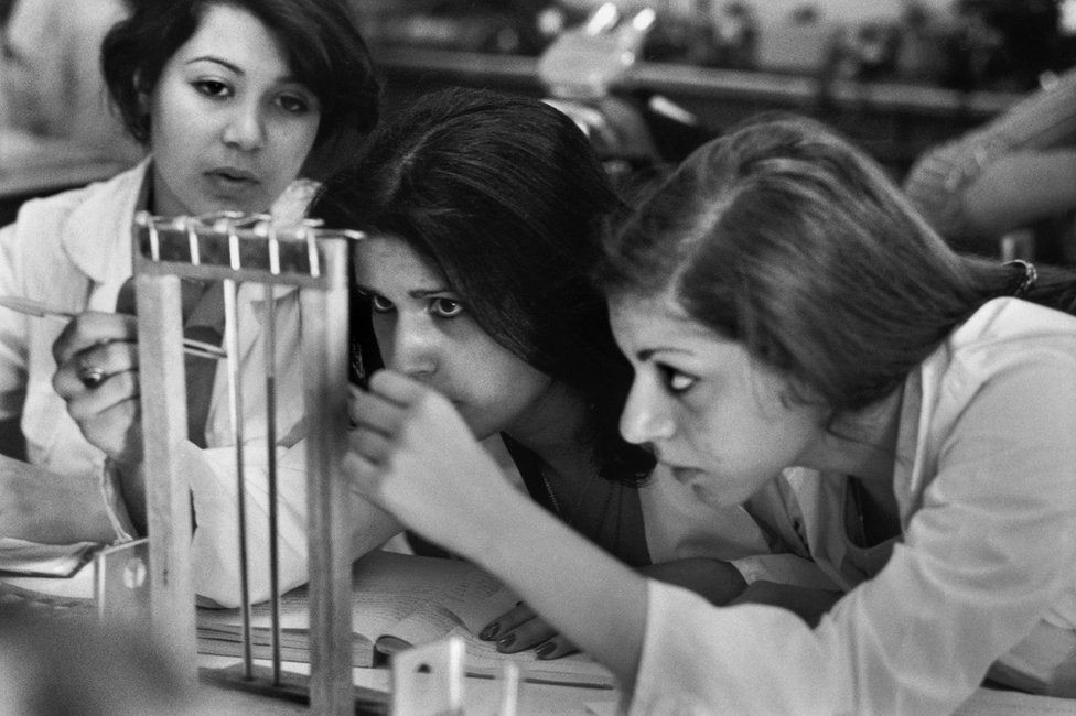 Mulheres estudam na Universidade de Teerã, em 1977 (Foto: A. ABBAS/ MAGNUM PHOTOS via BBC)