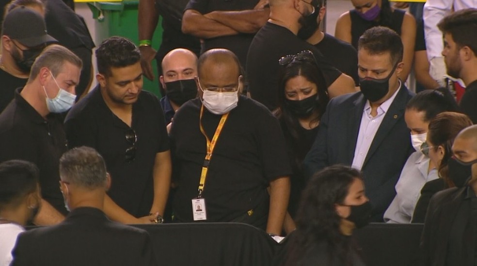 Juliano, da dupla Henrique e Juliano, se despedindo de Marília Mendonça. — Foto: Reprodução/Globonews