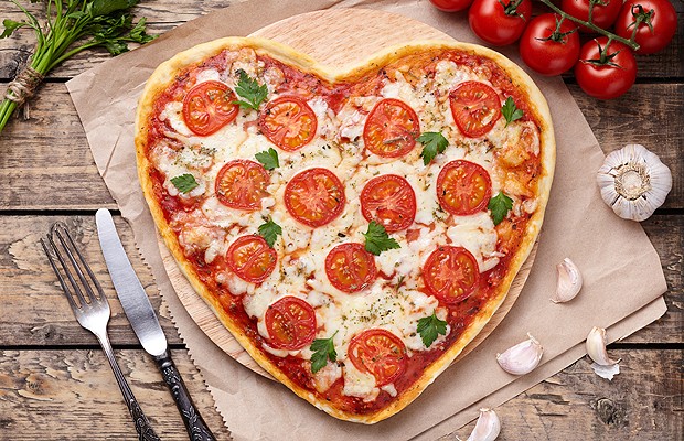 Pizza!  A sugestão é servir essa receita simples, mas deliciosa, de maneira ousada. Olha só como a delícia fica linda em formato de coração. (Foto: ThinkStockPhotos)