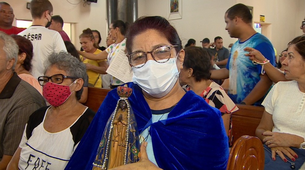 Maria Ivanilde , emocionada, também vestiu o manto azul e carregou a imagem da padroeira. — Foto: Alexandro Pereira/Rede Amazônica