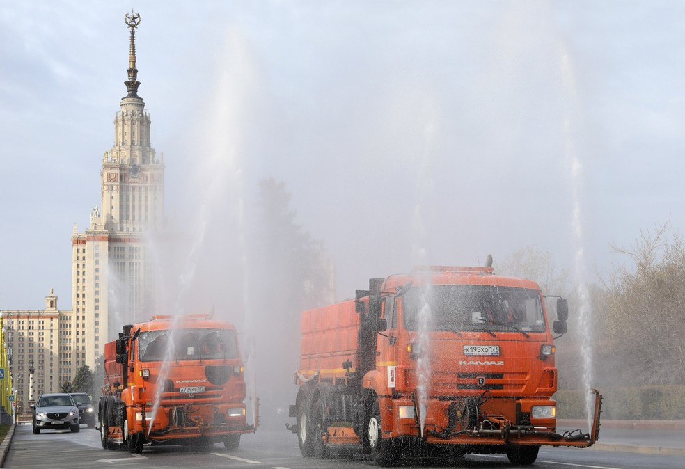 Veículos pulverizam desinfetante enquanto higienizam uma estrada perto de universidade em Moscou — Foto:  Andrei Nikerichev/Agência de Notícias de Moscou/Divulgação via Reuters