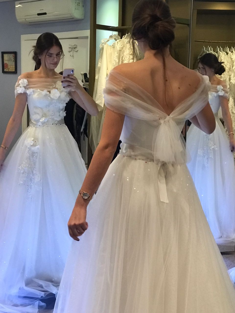 O vestido de noiva de Camila Queiroz (Foto: Reprodução )