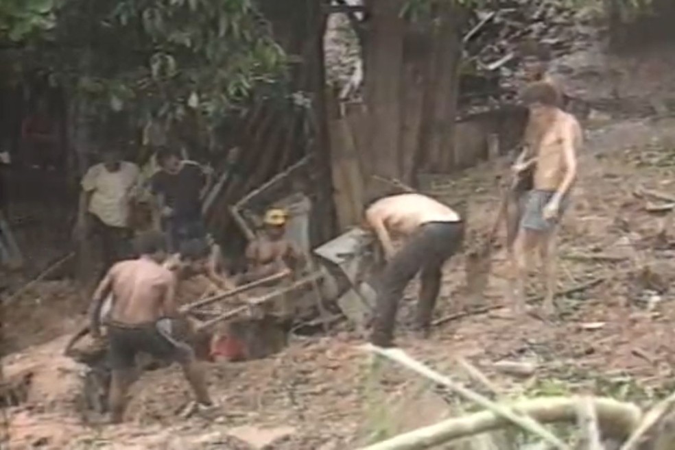 Homens buscam desaparecidos nos escombros deixados pela chuva durante enchente de 1988 — Foto: Reprodução