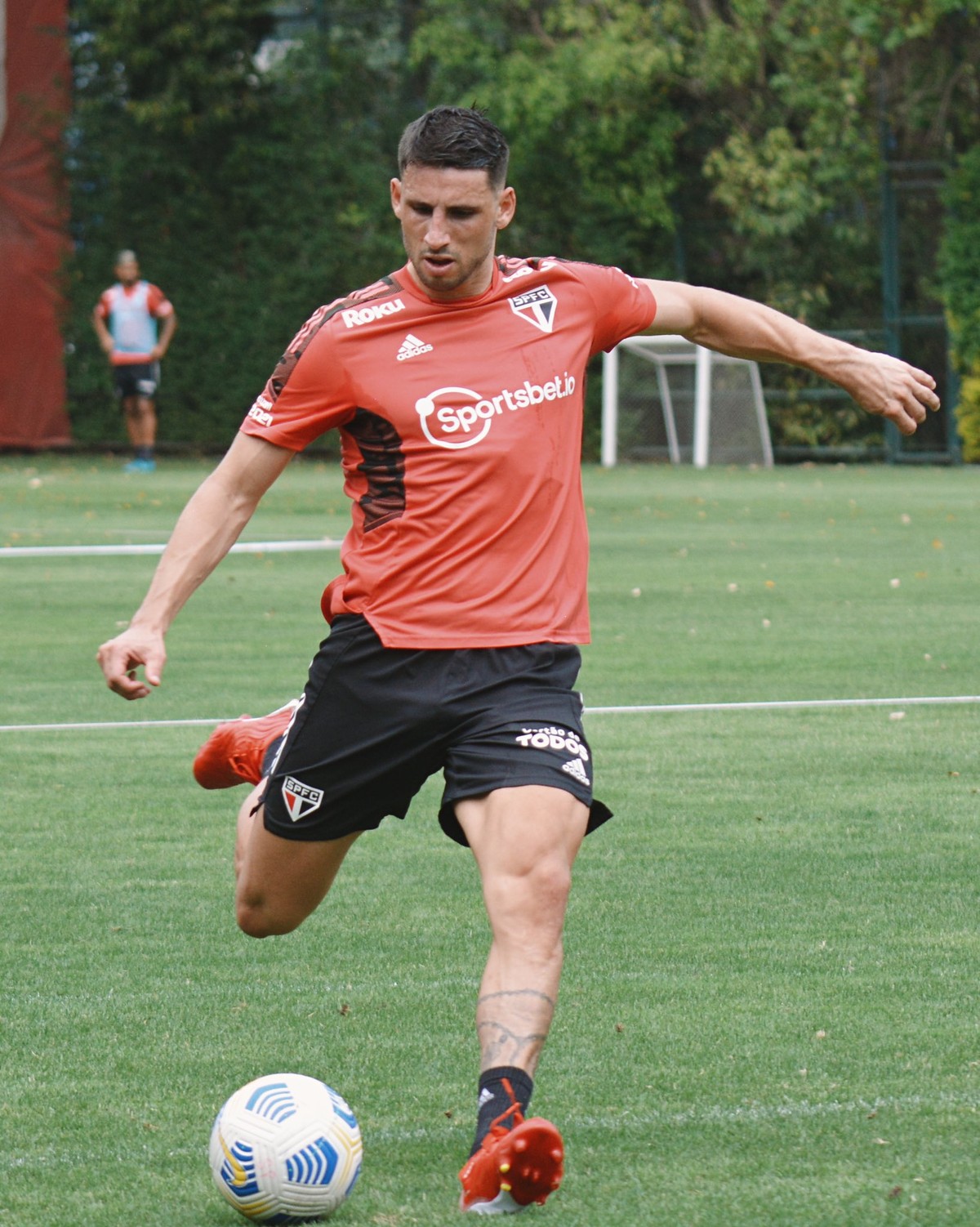 Calleri treina com bola e fica perto de reestrear pelo São Paulo | são ...