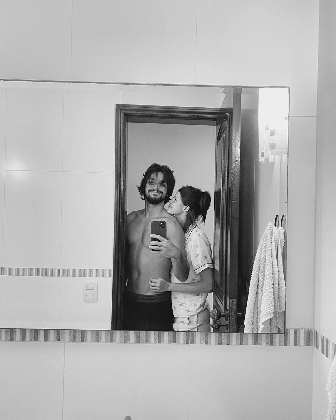 Rodrigo Simas e Agatha Moreira fazem selfie no espelho do banheiro (Foto: Reprodução/Instagram)