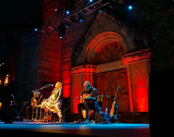 A cantora Alanis Morissette em um show durante a gestação de seu terceiro filho (Foto: Instagram)