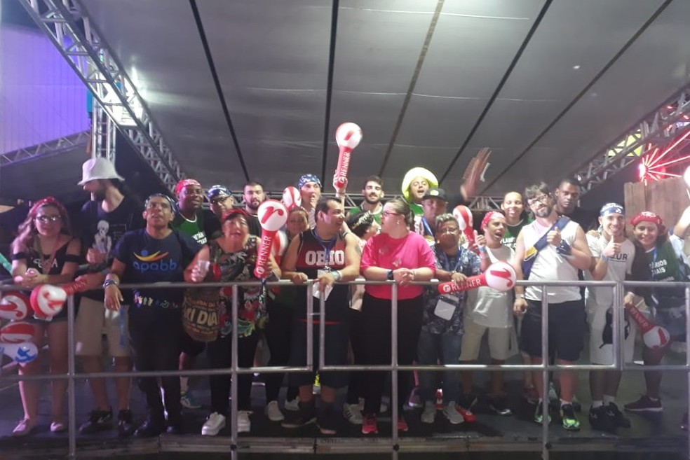 Integrantes do grupo se animam com os shows; muitos estão indo no Planeta Atlântida pela primeira vez — Foto: Carolina Cattaneo/G1