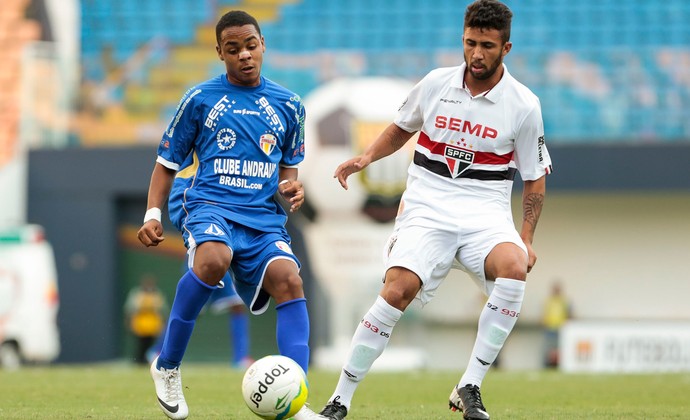 São Paulo sofre, mas vence Barueri e supera time japonês no saldo de gols