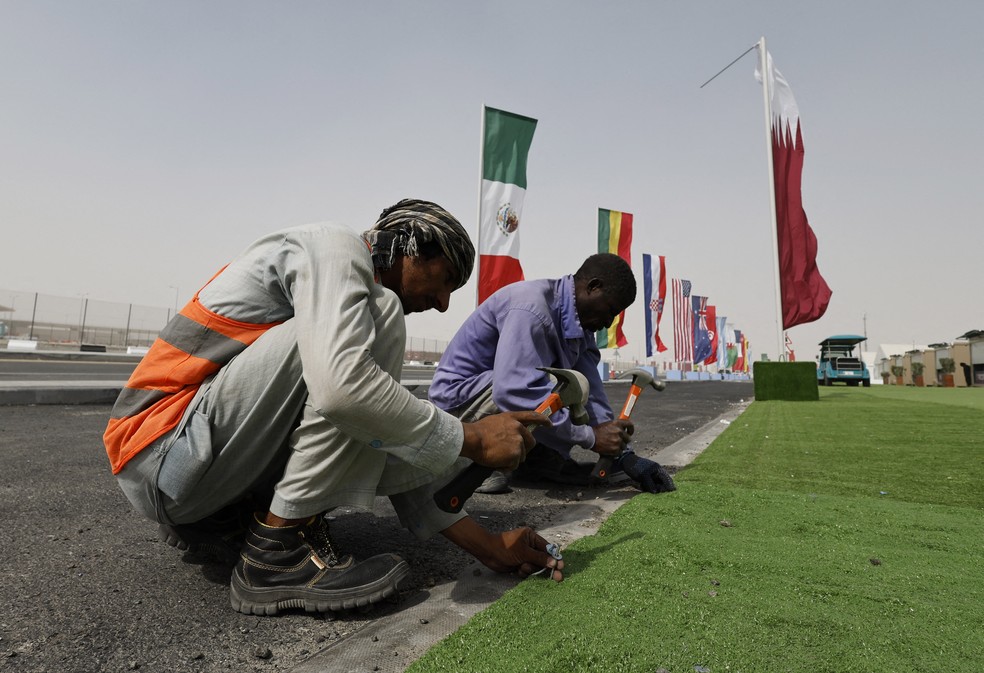 Operários trabalham em Vila de Torcedores da Copa do Mundo do Catar — Foto: Hamad I Mohammed/Reuters