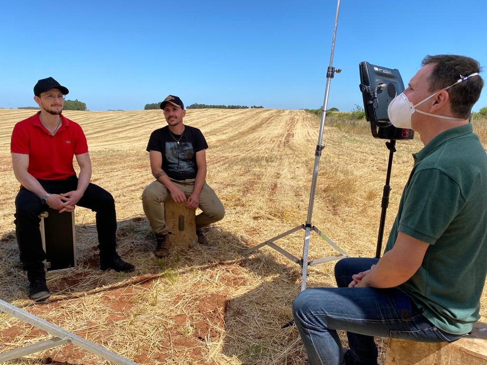 Marcelo Canellas entrevista os irmãos sobreviventes da tragédia Delvani Brondani Rosso e Jovani Brondani Rosso — Foto: Divulgação/Globo