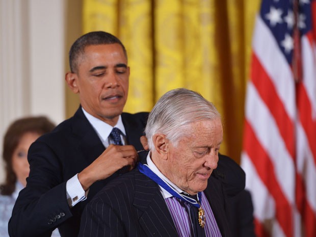 O presidente dos EUA, Barack Obama, entrega a Medalha Presidencial da Liberdade a Benjamin C. Bradlee em cerimônia na Casa Branca, em 20 de novembro de 2013 (Foto: AFP Photo/Mandel Ngan)