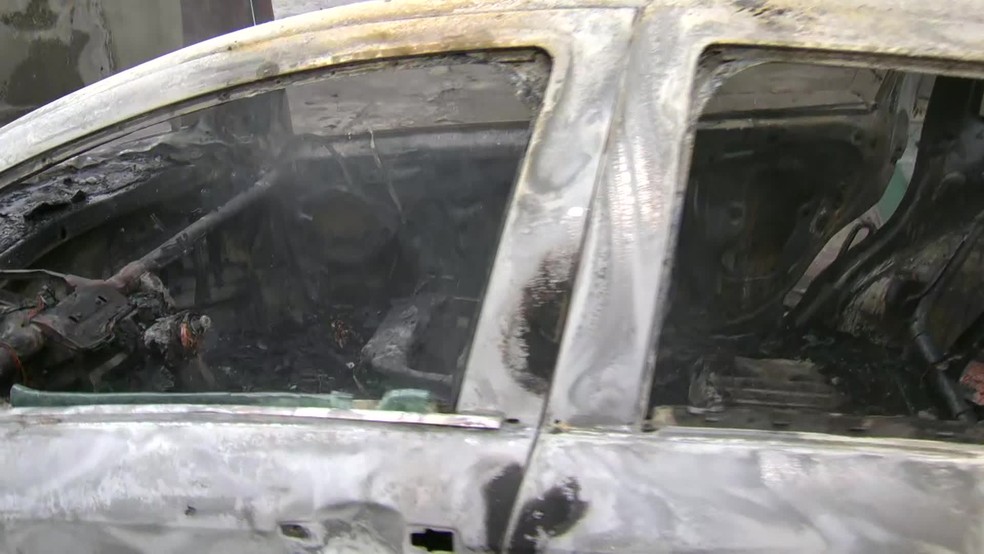 Carros incendiados na Rua Barão de Sertório, no rio Comprido, ficaram completamente destruídos — Foto: Reprodução / TV Globo