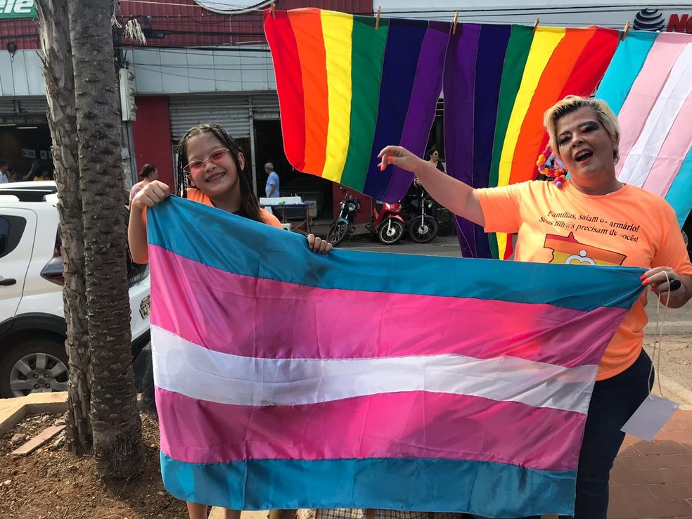 Josi Marcondes, integrante da Mães pela Diversidade, Organização não governamental (ONG), levou a filha para a Parada em Cuiabá — Foto: Nathália Okde/G1