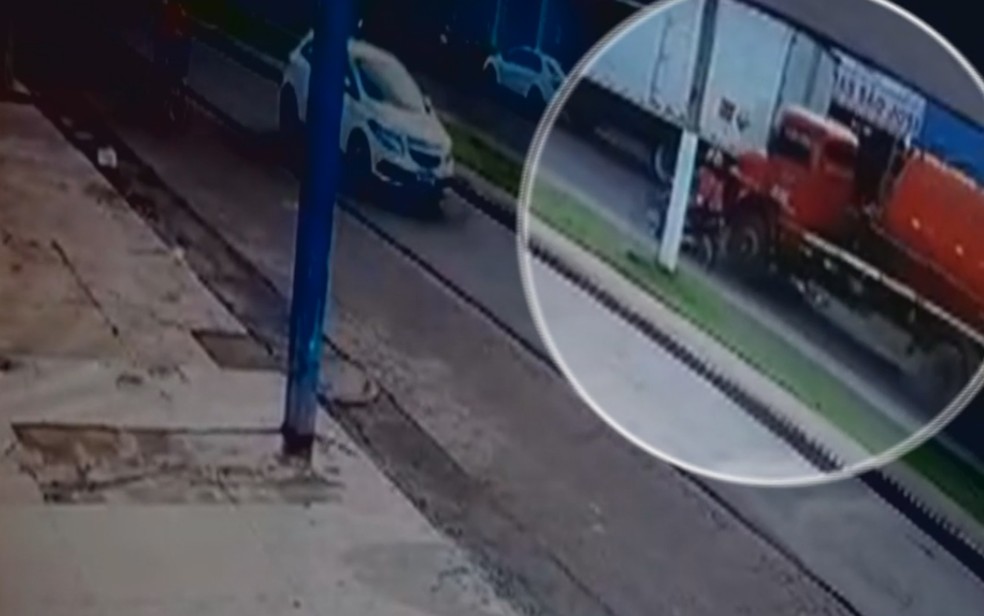 Câmera registra o momento em que moto cai e criança morreu atropelada por caminhão em Porangatu, Goiás — Foto: Reprodução/TV Anhanguera