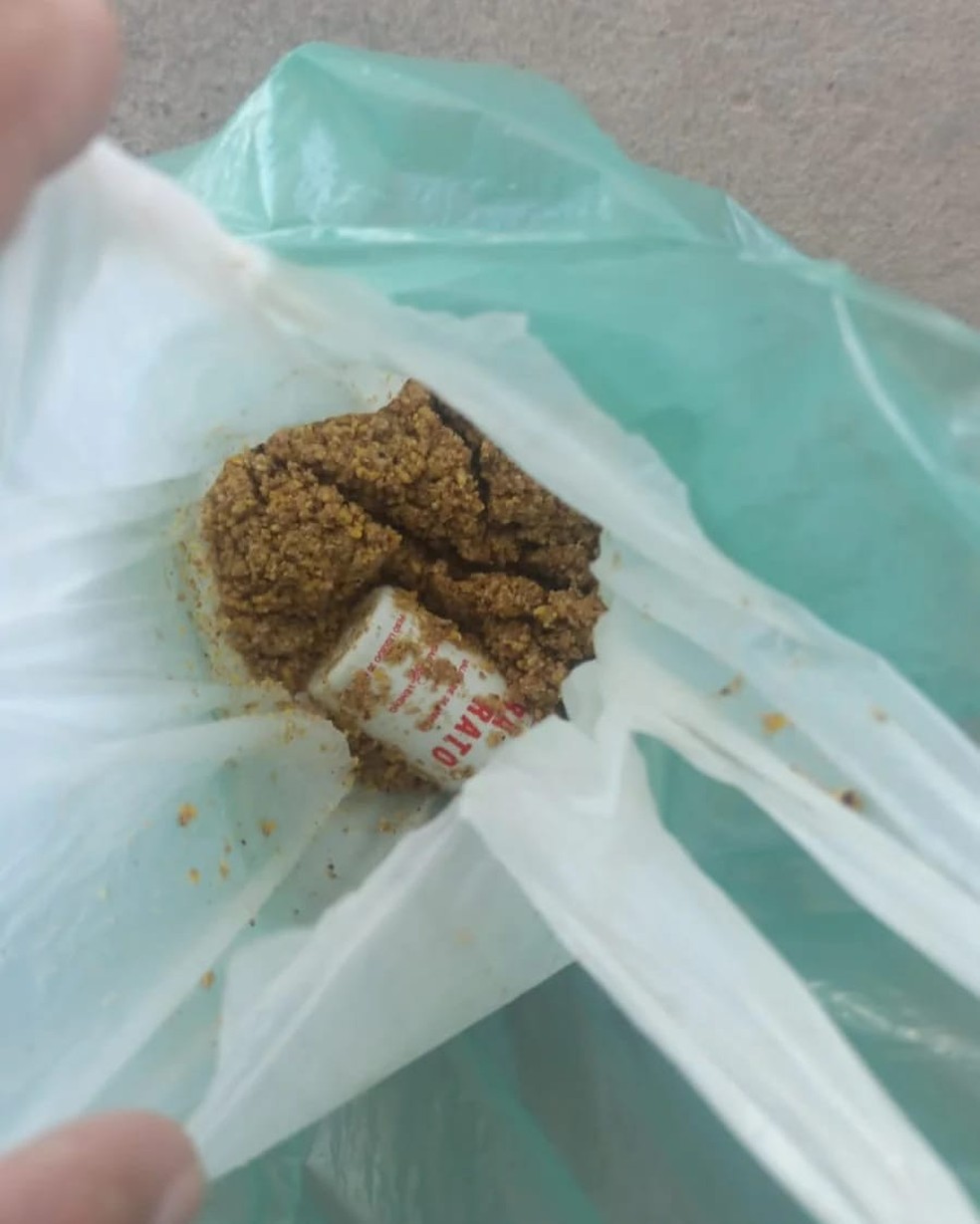 Em uma sacola plástica apreendida pelos policiais foram encontrados venenos para ratos — Foto: Reprodução