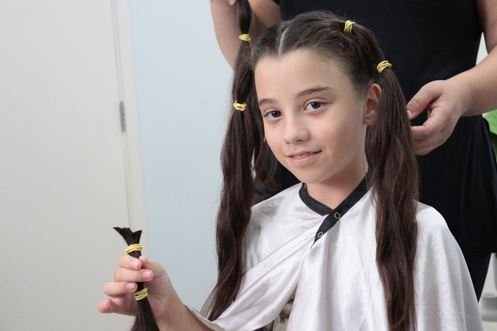 Grazielly Ferreira, de 11 anos, doou cabelo antes de fazer cirurgia para retirada de tumor cerebral — Foto: Fundação Padre Albino/Divulgação