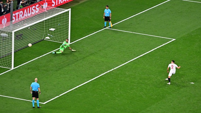 Montiel marca o pênalti da vitória do Sevilla sobre a Roma na final da Liga Europa