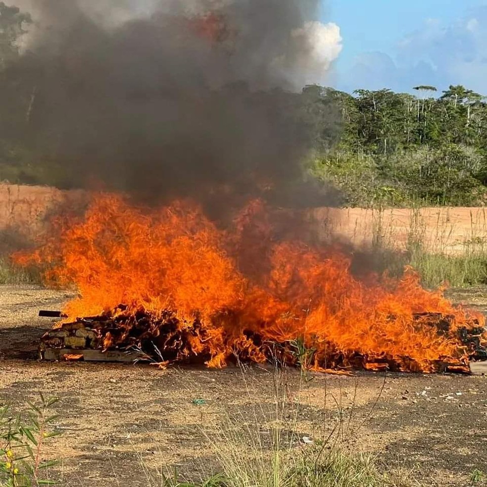 Droga foi incinerada após apreensão na fronteira do Amazonas com a Colômbia — Foto: Divulgação/Exército