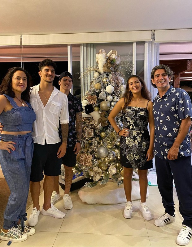 Gabriel Medina com a mãe, Simone, os irmãos, Felipe e Sophia, e o padrasto, Charles (Foto: Reprodução/Instagram)