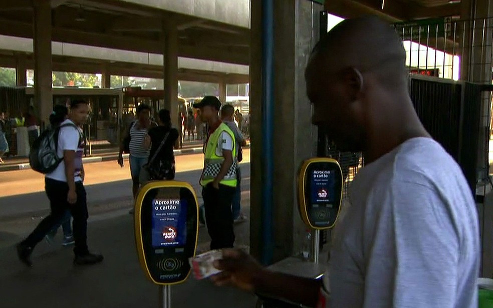 Passageiro usa o Bilhete Ãšnico para entrar em terminal de Ã´nibus de SÃ£o Paulo â€” Foto: ReproduÃ§Ã£o/TV Globo