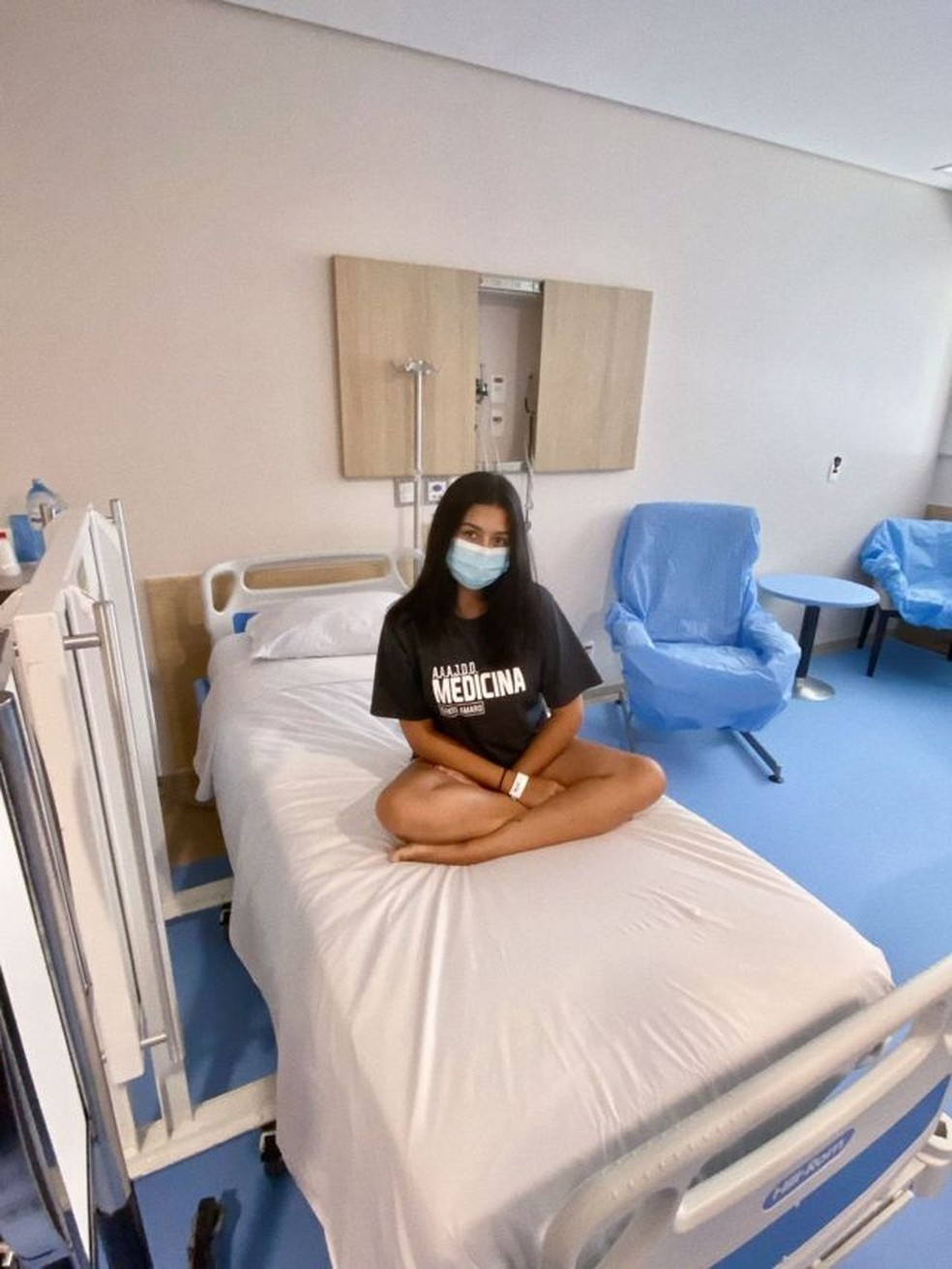 Jovem em foto no hospital após saber que tratamento gerou bons resultados — Foto: ARQUIVO PESSOAL/BBC