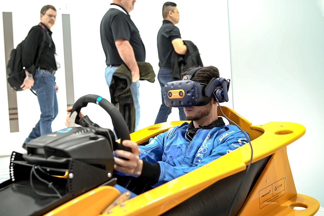 Os jogadores estão jogando jogos de corrida em um simulador de carro com  fundo de volante.