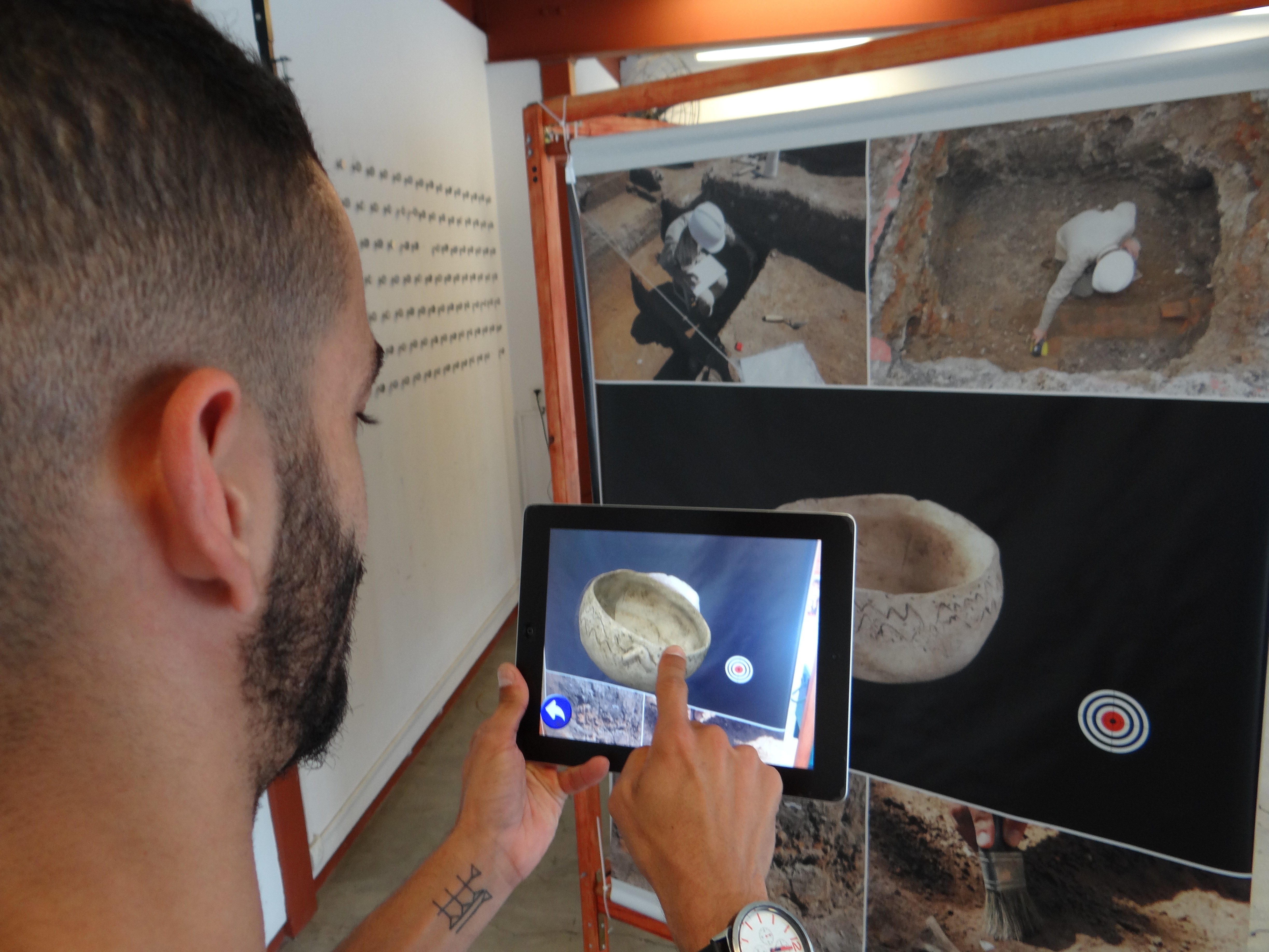 Ao apontar o tablet no alvo, digitalização interativa do objeto surge na tela (Foto: Zanettini Arqueologia/Divulgação)