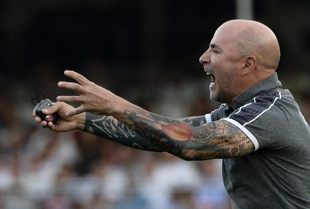 Jorge Sampaoli em ação durante São Paulo x Santos — Foto: Marcos Ribolli