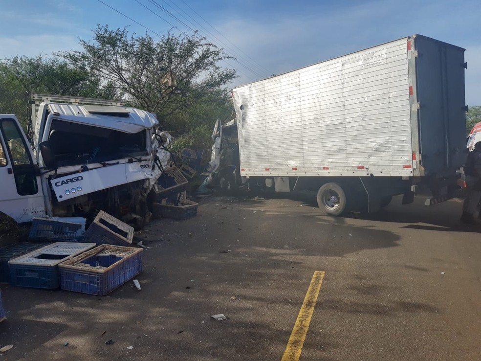 Com o impacto um dos veículos foi lançado para fora da pista na AL-115, em Igaci — Foto: Divulgação/BPRv