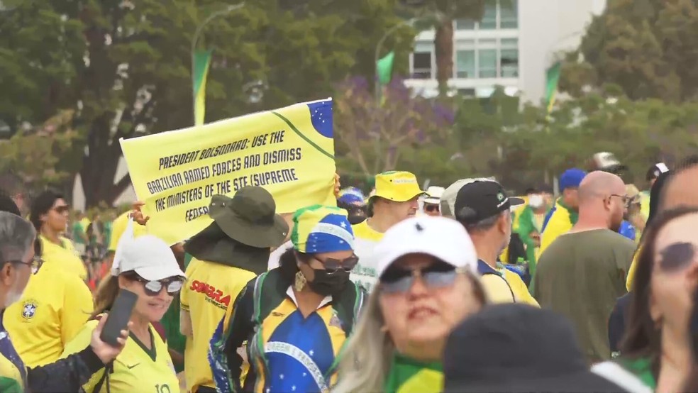 Faixa antidemocrática em favor do presidente Jair Bolsonaro (PL) durante comemorações do 7 de Setembro, em Brasília — Foto: TV Globo/Reprodução