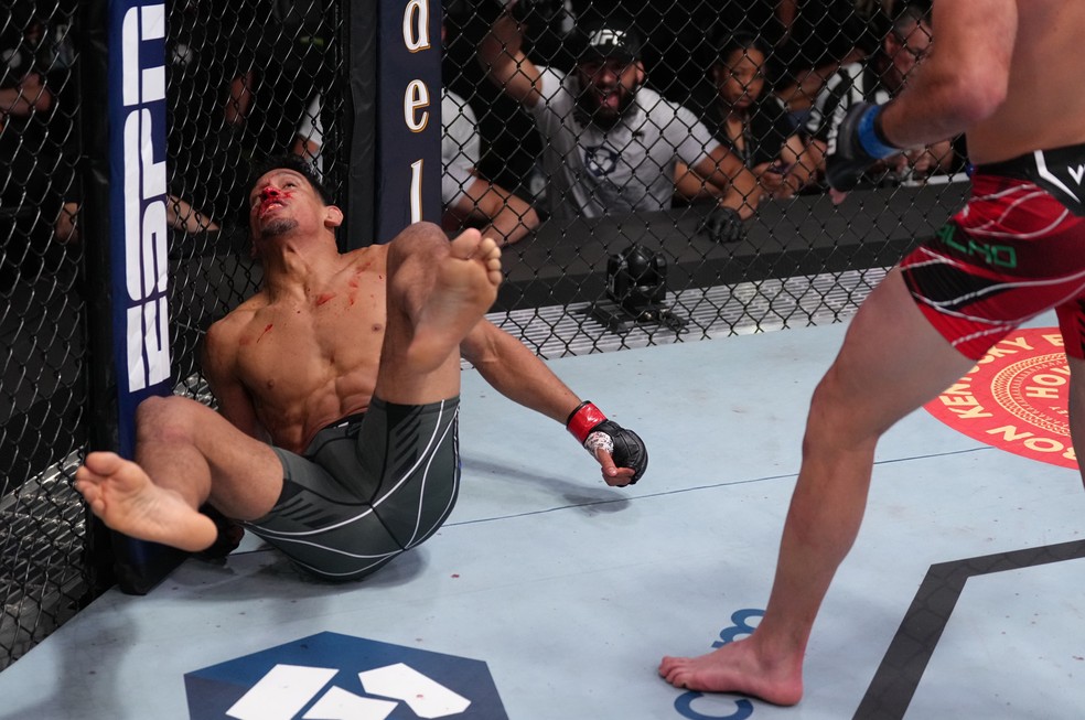 Miguel Baeza cai nocauteado por André Fialho no UFC Luque x Muhammad 2 — Foto: Getty Images