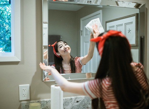 A limpeza frequente é a melhor opção para deixar os espelhos de uma casa sempre limpos e sem manchas (Foto: Pexels / Rodnae Productions / CreativeCommons)