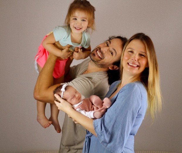 Graziella Schmitt com o marido, o ator e cantor Paulo Leal, e as filhas do casal, Chloé e Constance (Foto: Sweet Pics/Reprodução/Instagram)