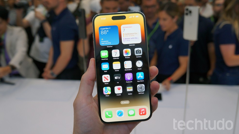 As versões Pro do iPhone 14 foram as únicas que mudaram um pouco o visual, graças ao novo recorte da tela — Foto: Thássius Veloso/TechTudo