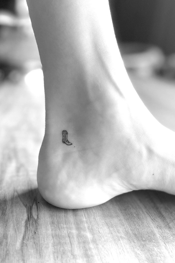 Kendall Jenner revela nova tatuagem minúscula no pé (Foto: Reprodução/ Instagram)