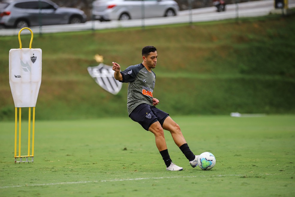 Com contrato até 2025, Léo Sena é oficializado pelo Atlético-MG e já treina  no CT: "Aqui é Galo, p...!" | atlético-mg | ge