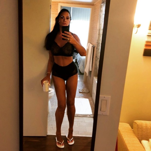 De lingerie, Luiza Brunet faz selfie no espelho (Foto: Reprodução/Instagram)