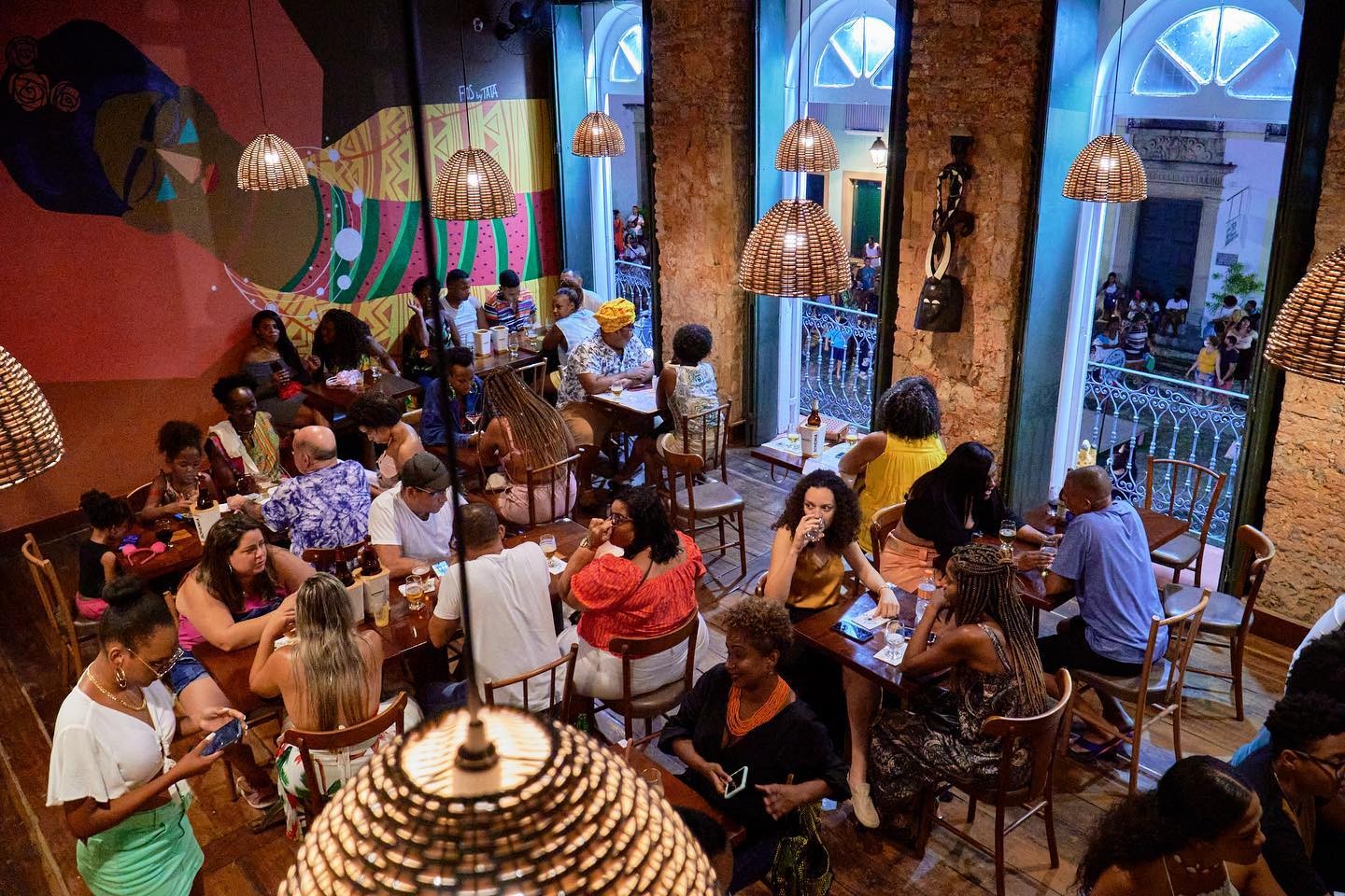 Empreendedorismo negro renova gastronomia e público do Pelourinho; conheça restaurantes que unem o moderno ao regional