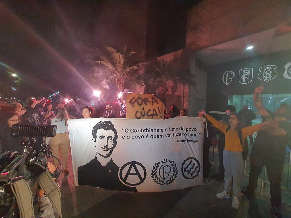 Torcedoras do Corinthians protestam contra Cuca no Parque São Jorge — Foto: Pedro Hubner